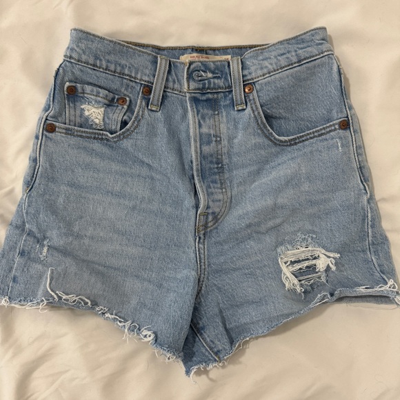 Levi’s Ribcage Shorts - Picture 2 of 4